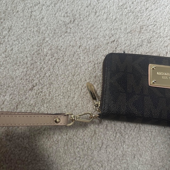 Michael Kors Small Logo Leather Wallet - Picture 4 of 10